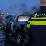 Pickup truck in brand op bouwterrein in Maassluis