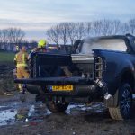Pickup truck in brand op bouwterrein in Maassluis