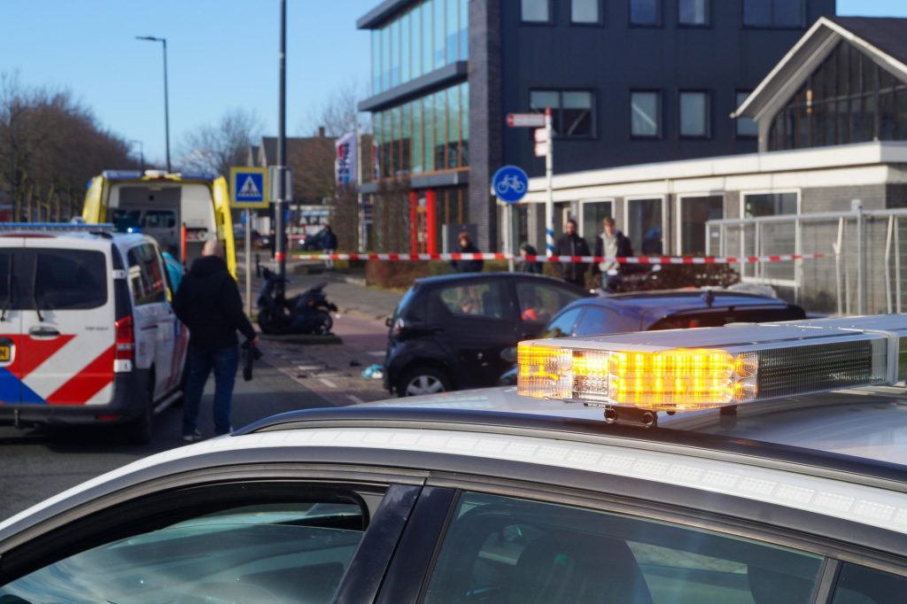 Scooterrijder zwaargewond na botsing met bestelbus