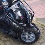 Scooterrijder zwaargewond na botsing met bestelbus