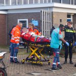 Scooterrijder zwaargewond na botsing met bestelbus