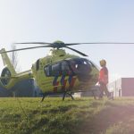 Scooterrijder zwaargewond na botsing met bestelbus