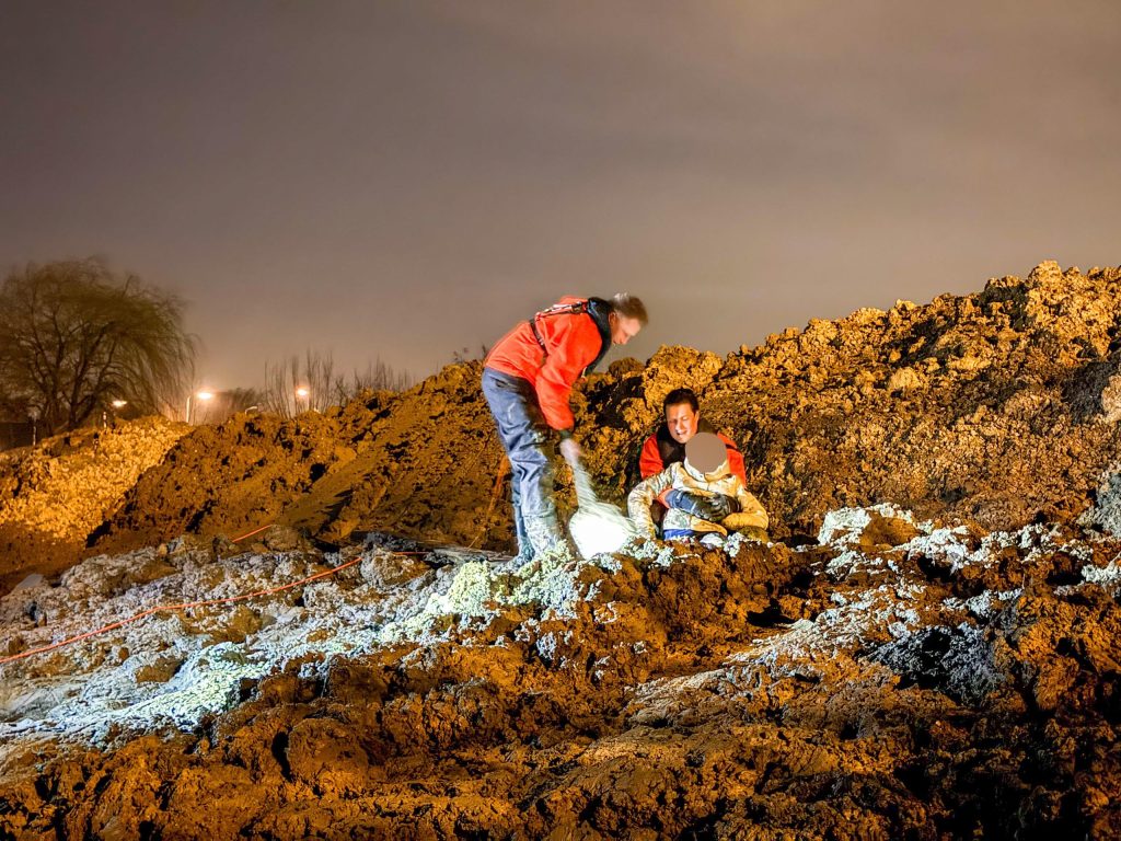 Kind gered uit drijfzand in Maasland: Brandweer slaagt na moeizame reddingsactie