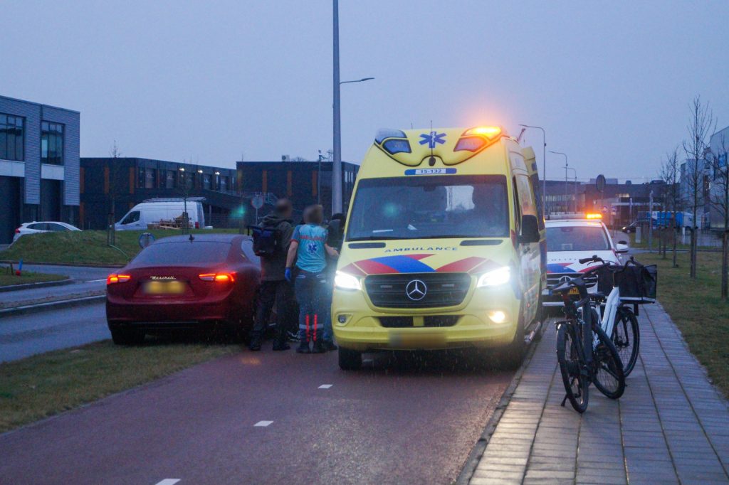 Fietser gewond na aanrijding met scooter op Honderdland, dader doorgereden