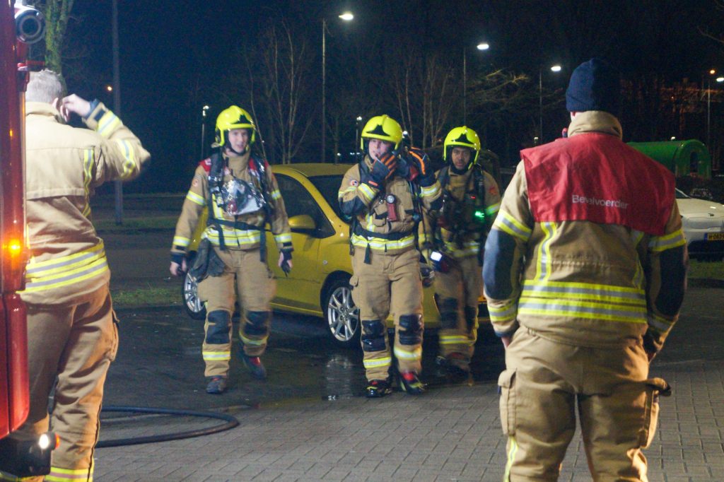Brandweer blust autobrand, kortsluiting mogelijk oorzaak