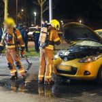 Brandweer blust autobrand, kortsluiting mogelijk oorzaak