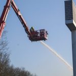 Grote brand in leegstaand pand op industrieterrein, zwarte rook boven A20
