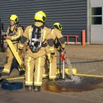 Grote brand in leegstaand pand op industrieterrein, zwarte rook boven A20