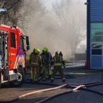 Grote brand in leegstaand pand op industrieterrein, zwarte rook boven A20