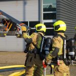 Grote brand in leegstaand pand op industrieterrein, zwarte rook boven A20