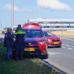 Auto flink beschadigd bij aanrijding met vrachtwagen op Honderland, Maasdijk