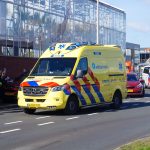 Auto flink beschadigd bij aanrijding met vrachtwagen op Honderland, Maasdijk