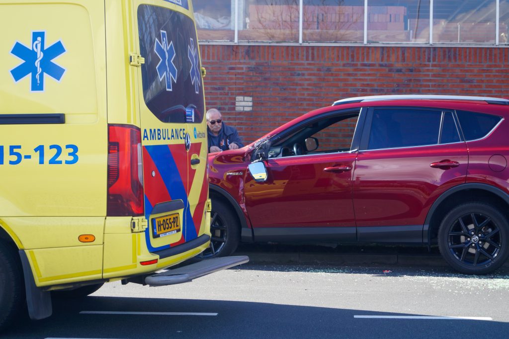 Auto flink beschadigd bij aanrijding met vrachtwagen op Honderland, Maasdijk