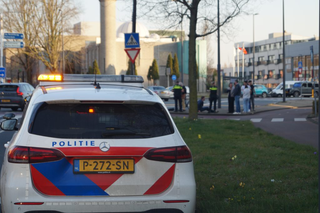 Fietser aangereden door automobilist op de Westlandseweg in Maassluis
