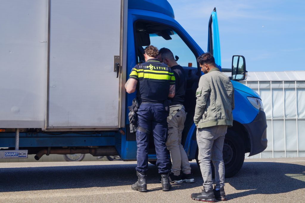 Verkeersongeval op Schenkeldijk Maassluis: Bakwagen en auto botsen, geen letsel in het spel