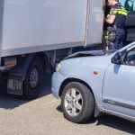 Verkeersongeval op Schenkeldijk Maassluis: Bakwagen en auto botsen, geen letsel in het spel