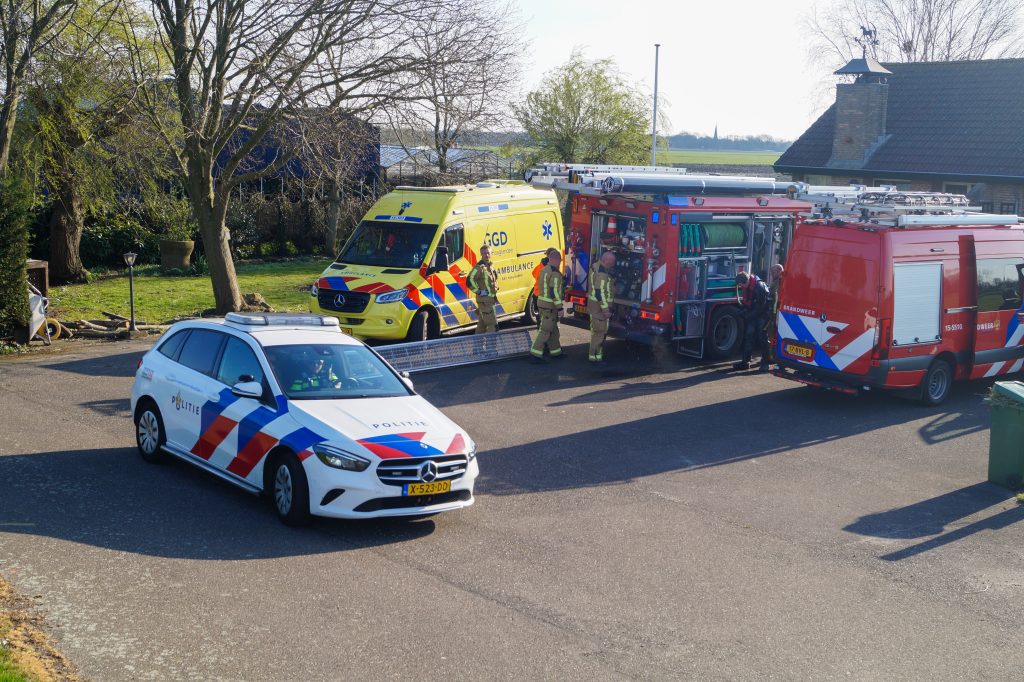 Man met scootmobiel belandt in sloot achter zijn tuin in Maasland