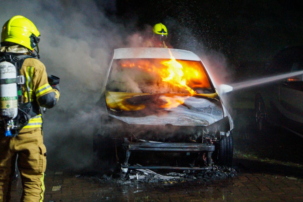 Felle vlammen verwoesten auto, mogelijk brandstichting in Maassluis