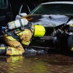 Felle vlammen verwoesten auto, mogelijk brandstichting in Maassluis