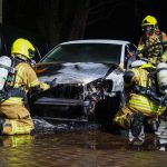 Felle vlammen verwoesten auto, mogelijk brandstichting in Maassluis