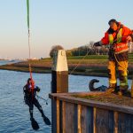 Auto te water bij veerpont Rozenburg, verdachte aangehouden