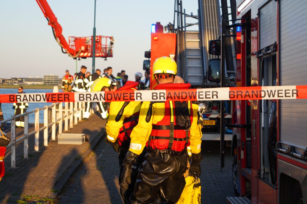 Auto te water bij veerpont Rozenburg, verdachte aangehouden