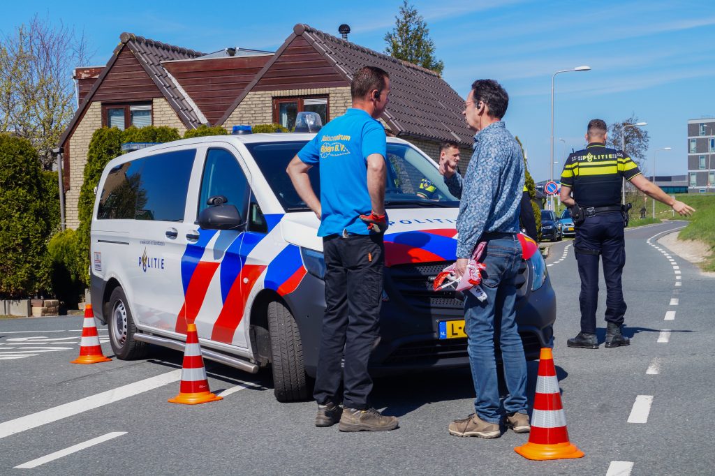 Voetganger gewond na aanrijding met vrachtwagen op Maasdijk