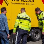 Voetganger gewond na aanrijding met vrachtwagen op Maasdijk