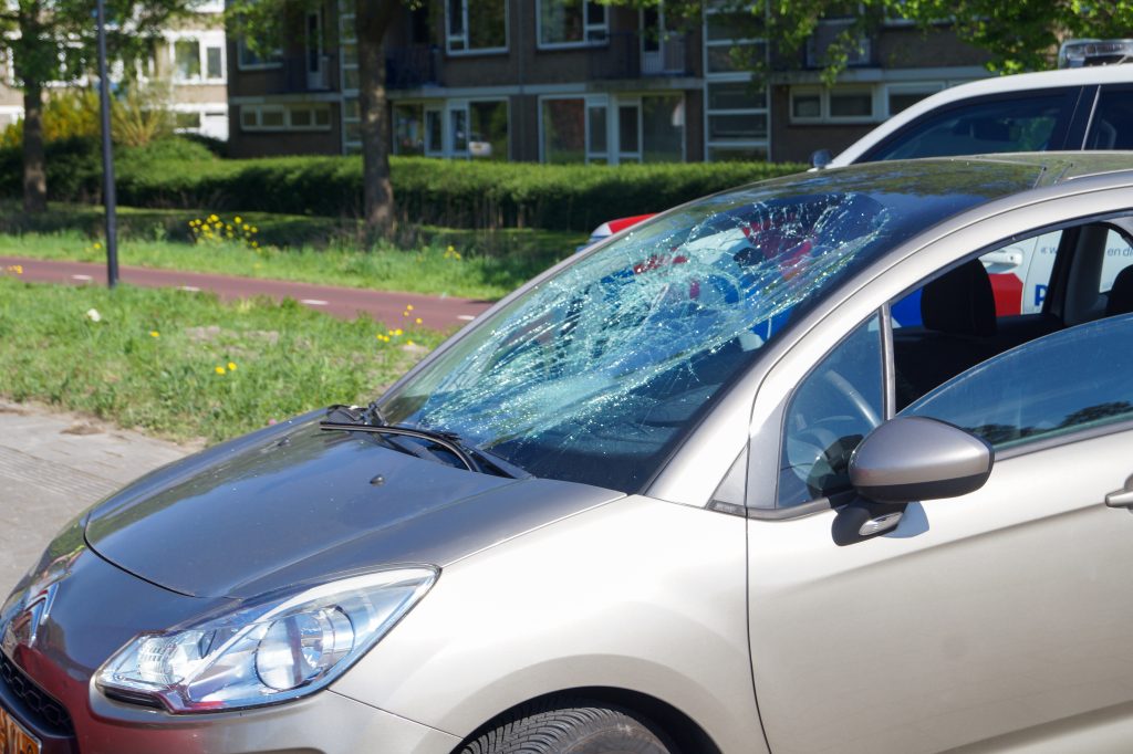 Fietser gewond bij verkeersongeval op Laan 1940-1945 in Maassluis