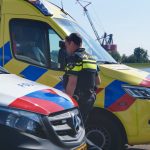 Man met scootmobiel te water aan Koning Willem-Alexander Boulevard in Maassluis