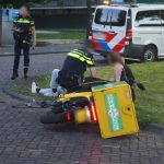 Scooter en auto botsen op kruising Iependal en Kastanjedal in Maassluis
