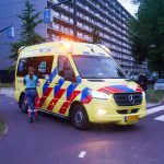 Auto botst op fietser op rotonde Westlandseweg in Maassluis