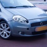 Auto botst op fietser op rotonde Westlandseweg in Maassluis