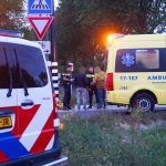 Auto botst op fietser op rotonde Westlandseweg in Maassluis