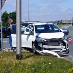 Diesellekkage na botsing tussen vrachtwagen en auto op Maasdijk