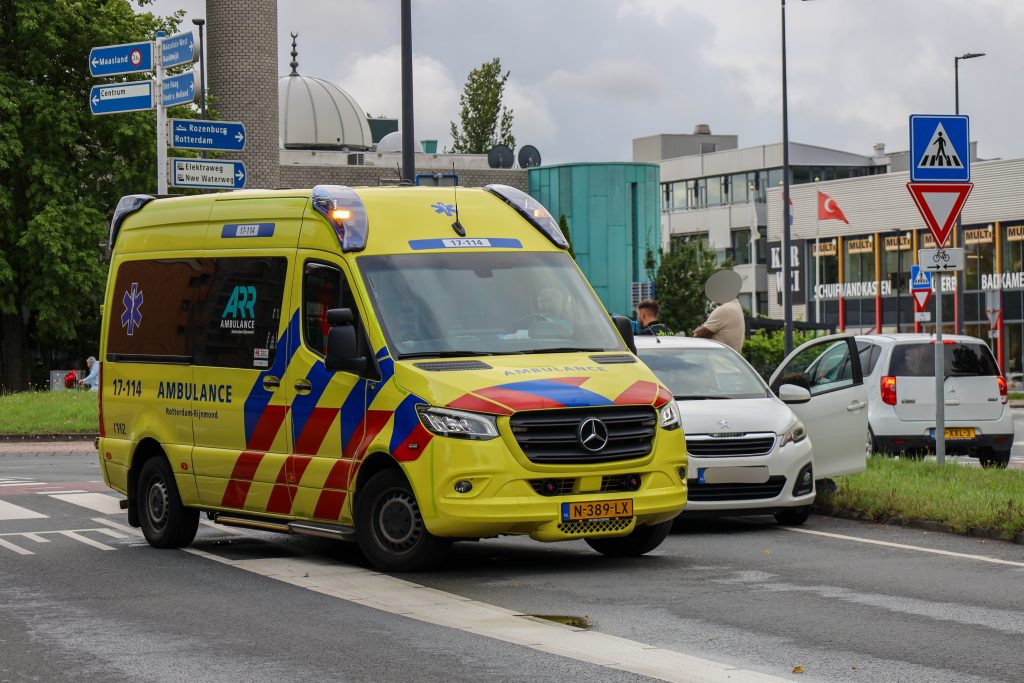 Fietser gewond bij aanrijding op rotonde Westlandseweg in Maassluis