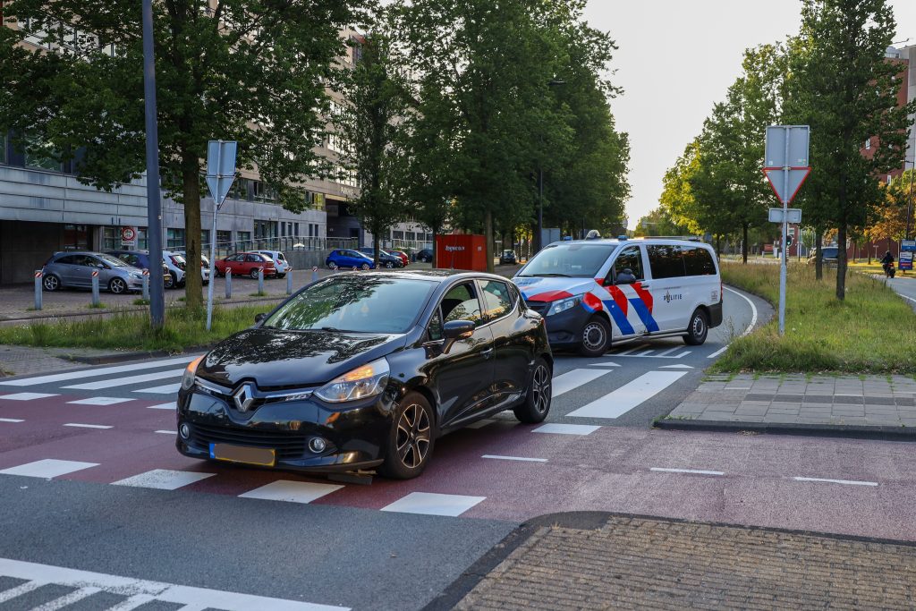 Fietser lichtgewond na aanrijding met auto op Westlandseweg in Maassluis