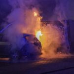 Autobrand Lijnbaan Maassluis verwoest auto en raakt busje