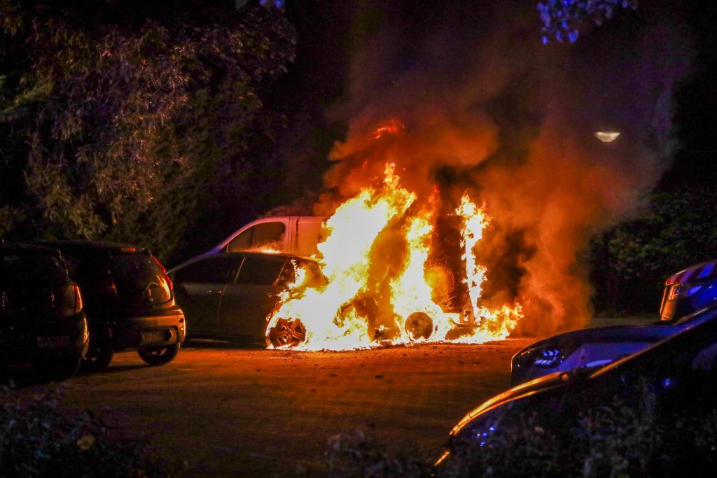 Autobrand Lijnbaan Maassluis verwoest auto en raakt busje