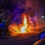 Autobrand Lijnbaan Maassluis verwoest auto en raakt busje