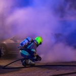 Autobrand Lijnbaan Maassluis verwoest auto en raakt busje