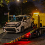 Auto botst tegen lantaarnpaal op rotonde Wagenstraat in Maassluis