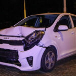 Auto botst tegen lantaarnpaal op rotonde Wagenstraat in Maassluis