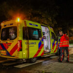 Auto botst tegen lantaarnpaal op rotonde Wagenstraat in Maassluis