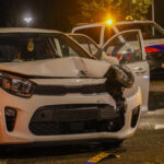 Auto botst tegen lantaarnpaal op rotonde Wagenstraat in Maassluis