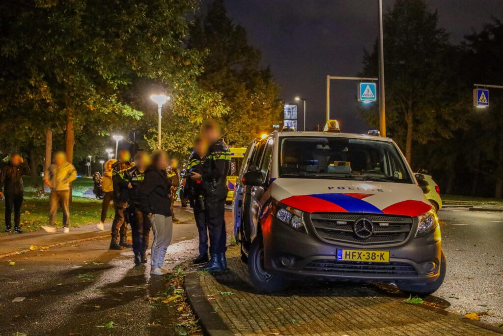 Auto botst tegen lantaarnpaal op rotonde Wagenstraat in Maassluis