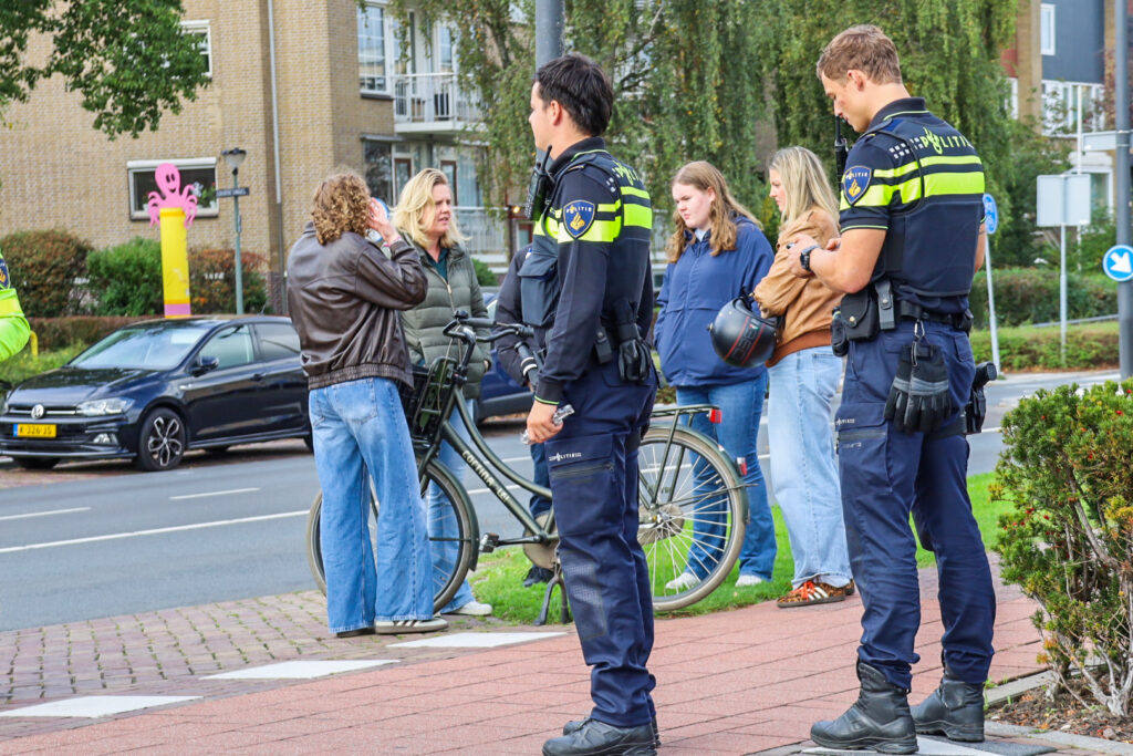 Aanrijding tussen een auto en fietser op de Van Hogendorplaan in Vlaardingen