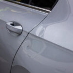 Fietser op fatbike botst op auto aan Vincent van Goghlaan in Maassluis