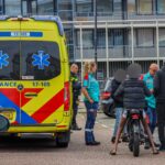 Fietser op fatbike botst op auto aan Vincent van Goghlaan in Maassluis