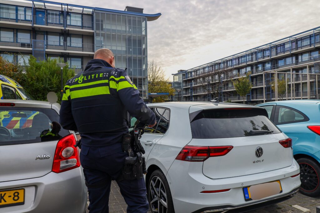 Fietser op fatbike botst op auto aan Vincent van Goghlaan in Maassluis